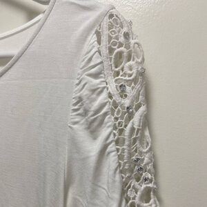 Inc med white womens tee w ornate sleeves w faux diamonds
